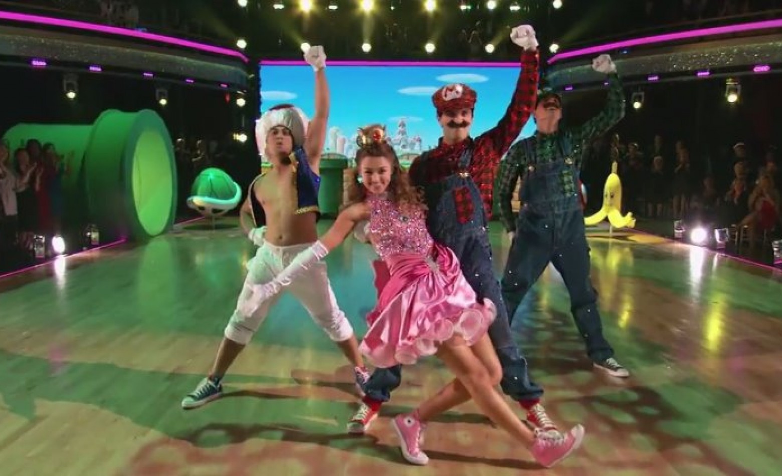 “Dança dos Famosos” americano tem coreografia de Super Mario