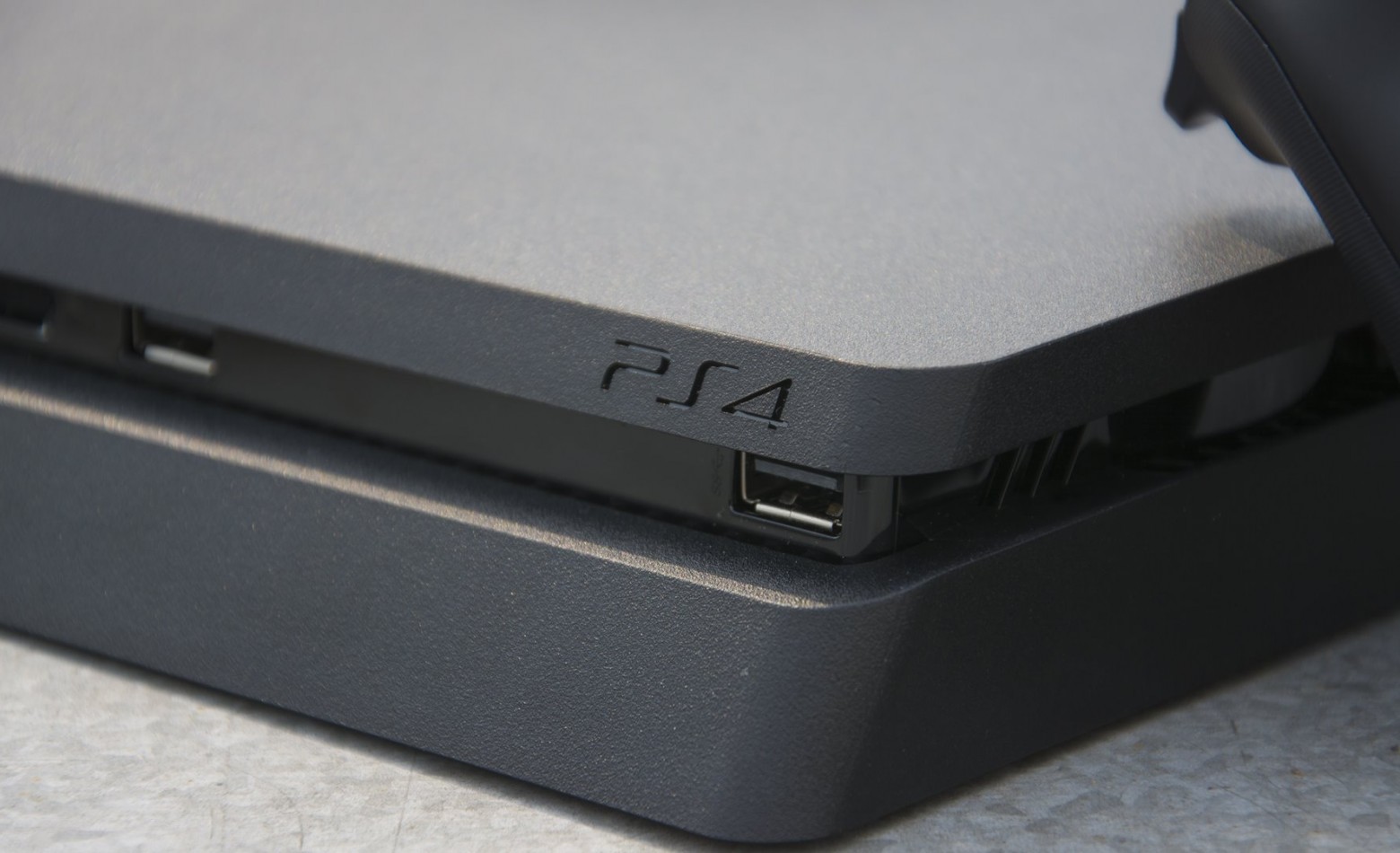 PlayStation 4 Slim será lançado no Brasil por R$ 2,4 mil